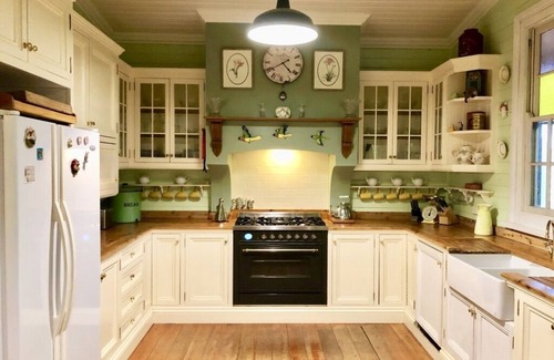 Katoomba House | Burnie Brae circa 1908 - Netflix, Wifi, Air Con, Quiet Area, with 2 X Queen Beds