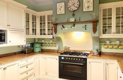 Katoomba House | Burnie Brae circa 1908 - Netflix, Wifi, Air Con, Quiet Area, with 2 X Queen Beds