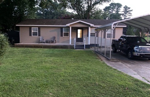 Guntersville House | Burnt Pine- Plenty of room for fishermen AND their boats!