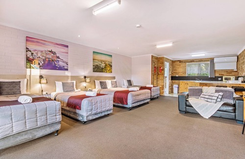 Lake Albert Hotel | Burringa Motel