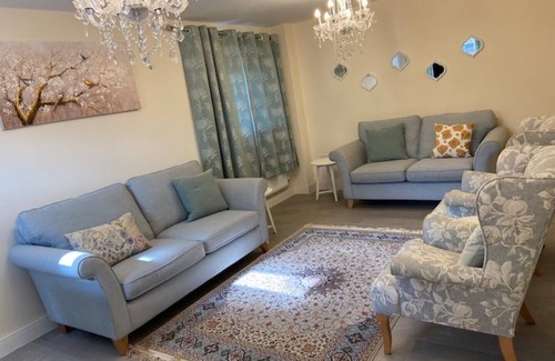 Milton Keynes House | Burton Way - Stylish, Spacious 4 Bedroom Detached Home