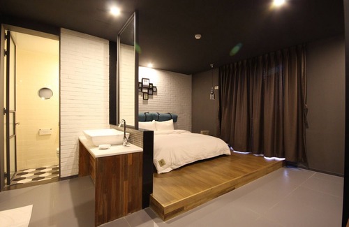 Yeonje-Gu Hotel | Busan Yeonsan Togok Brown Dot