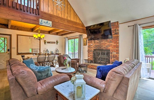 Bushkill House | Bushkill House with Deck and Community Amenities!