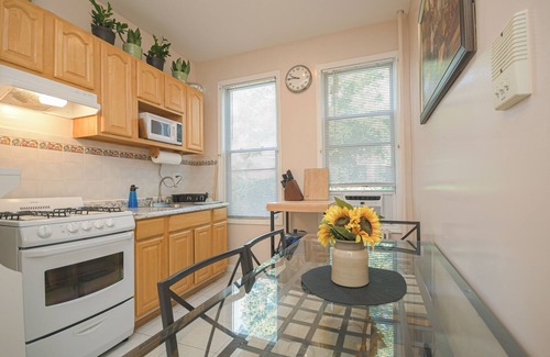 Bushwick Apartment | Bushwick King Bed Remote Office 4 Beds 20 Mins to Manhattann