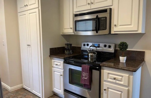 Riverside House | Business Class/Family Vacation/Large Backyard