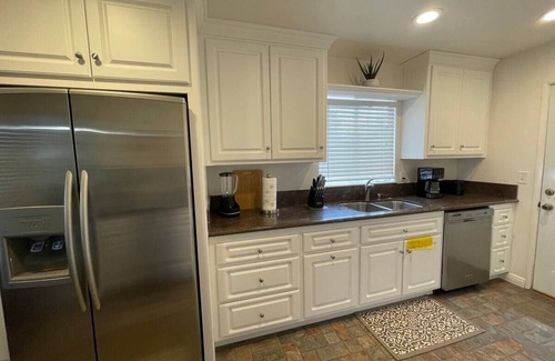 Riverside House | Business Class/Family Vacation/Large Backyard