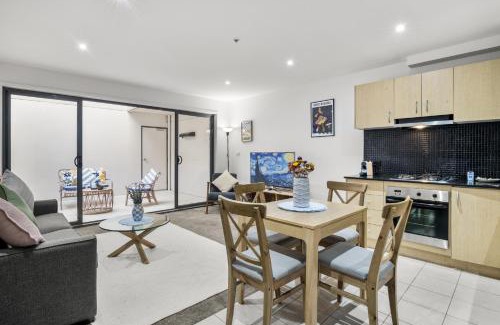 Fitzroy Apartment | Bustling Fitzroy Eateries and Bars Nearby