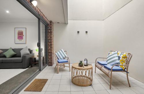 Fitzroy Apartment | Bustling Fitzroy Eateries and Bars Nearby