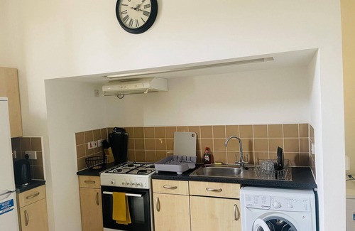 Golborne Apartment | Bustling Western Apartment