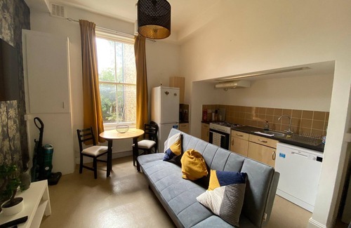 Golborne Apartment | Bustling Western Apartment