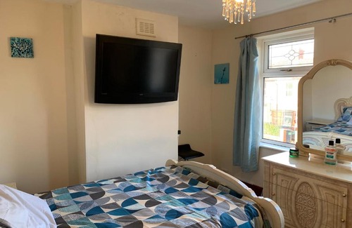 Leigh House | Busy Bee - Guest House - Self Service
