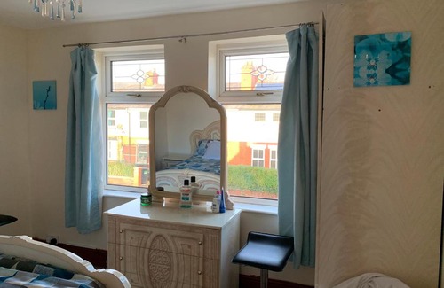 Leigh House | Busy Bee - Guest House - Self Service