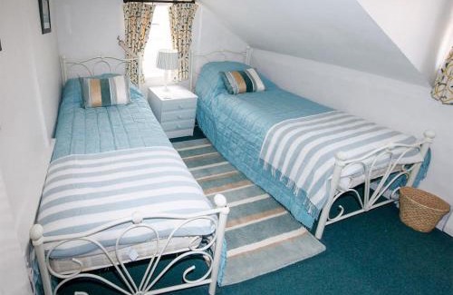 Holt House | Buttercup Cottage - Ukc2847