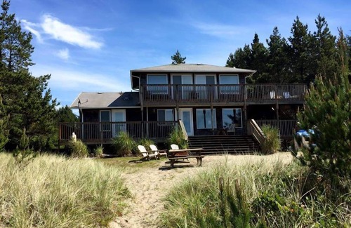 Long Beach House | Buy 2 get 3rd night FREE Nov 2025- March 2026 Oceanfront Home With Beach Access!