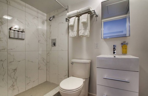 Foggy Bottom Hotel | Buzz Queen, Hotel Hive, Ensuite Comfort, Lively Locale