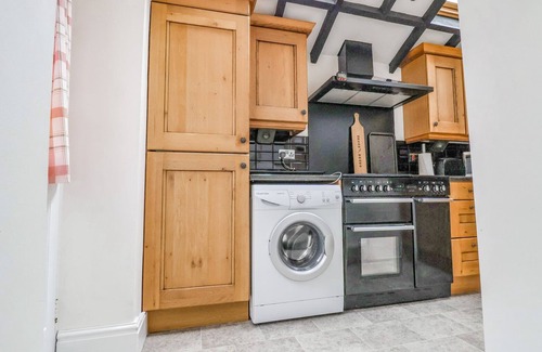 Leeswood Cottage | BWTHYN LLWYNCARON, family friendly, with open fire in Llandegla