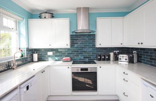 Harlyn Apartment | BY THE BEACH, dog friendly cottage with parking
