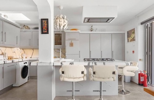 Dudden Hill House | c Bright and spacious house