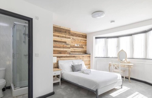 Dudden Hill House | c Bright and spacious house