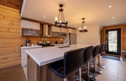 Sainte-Marguerite-du-Lac-Masson Ski Chalet | Edge of Lake Walfred - Spa - Mistral Club Walfred