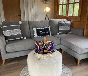 Chwilog Ski Chalet | Caban Y Tan Dderwen with private Wood Fired Hot Tub