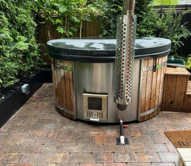 Chwilog Ski Chalet | Caban Y Tan Dderwen with private Wood Fired Hot Tub