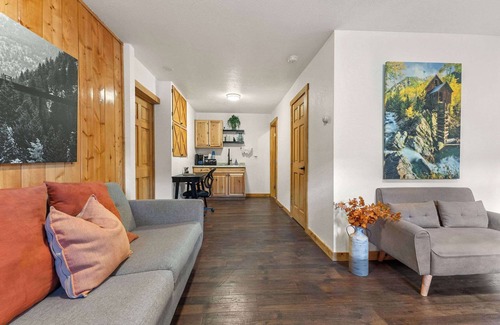 Estes Park Apartment | Cabin 19- King Studio! Gorgeous views! Hotel Style