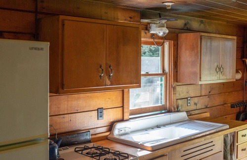 Monson House | Cabin, 2 Bedroom, 2 Double Bed, 1 Twin, Kitchen