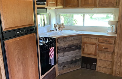 Huntsville Cabin | Cabin 2 near the river nestled next to Sam Houston Park with a fire pit