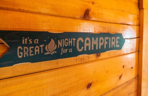 Ehrenberg Cabin | Cabin 2 · Rustic River Cabin!