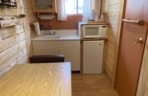 Cedaredge Apartment | Cabin 3 at The Cedaredge Lodge/Dog Friendly