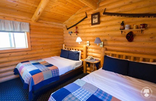 Thayne Cabin | Cabin Creek Inn - Standard Double Queen by Highway