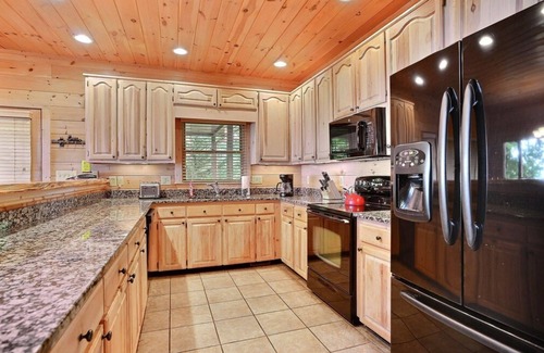 Mineral Bluff Cabin | Cabin in the Clouds, Views!, Hot Tub, Pool, Fire pit, Pets, Flat Paved Drive