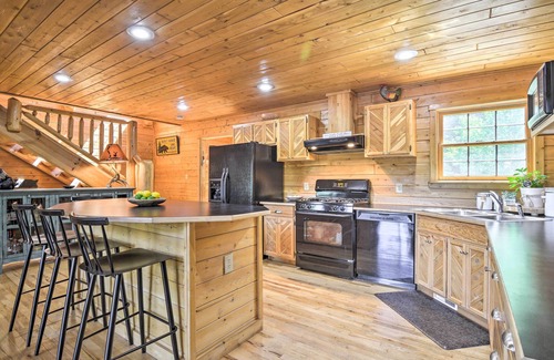Coral Cabin | Cabin on Lake w/63 Acres & Trails + Guest House!