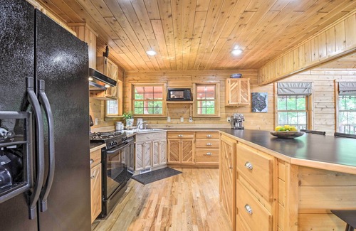 Coral Cabin | Cabin on Lake w/63 Acres & Trails + Guest House!