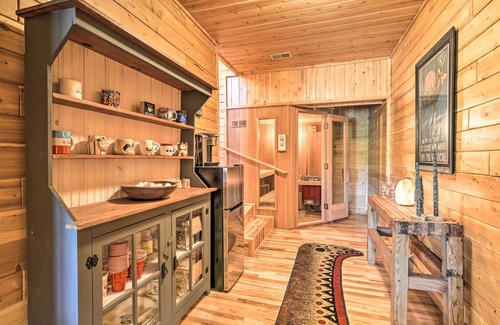 Coral Cabin | Cabin on Lake w/63 Acres & Trails + Guest House!