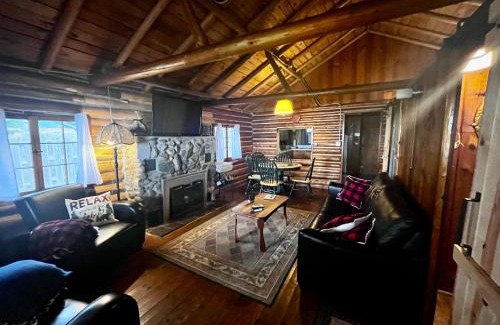 Williamsburg House | Cabin on the Lake