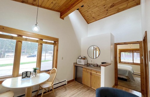 Woodland Park Bed & Breakfast | Cabin suite bed and breakfast