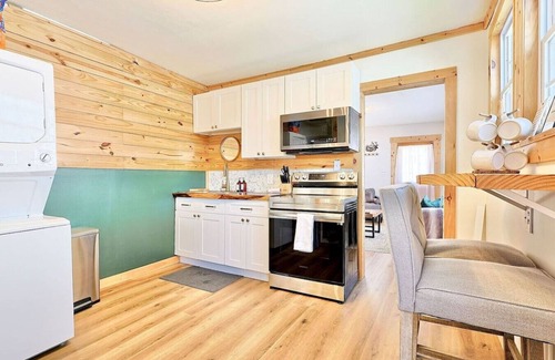 Knoxville House | Cabin-Themed Duplex ⫸ Walk to Happy Holler