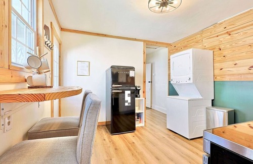 Knoxville House | Cabin-Themed Duplex ⫸ Walk to Happy Holler