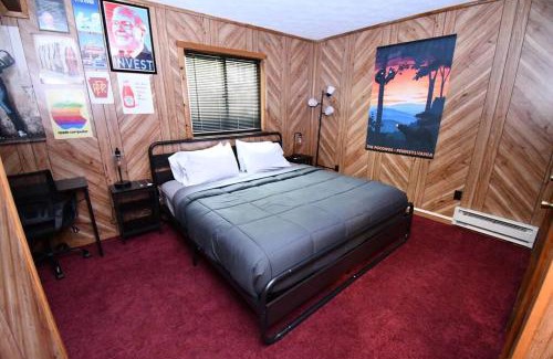 Bushkill House | Cabin w/Jacuzzi, W&D, Pool, Fitness, Lake & More.