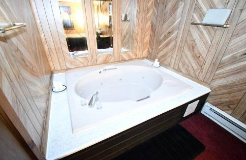 Bushkill House | Cabin w/Jacuzzi, W&D, Pool, Fitness, Lake & More.