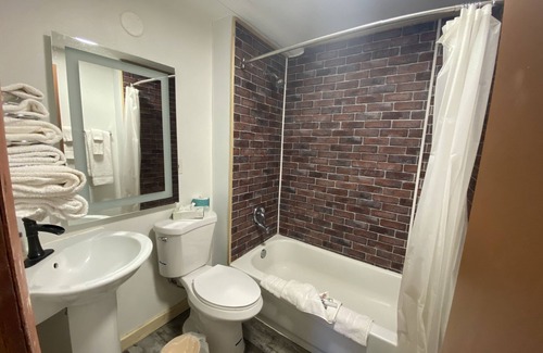 South Fork Cabin | Cabin with 2 Double Beds Sleeps 4