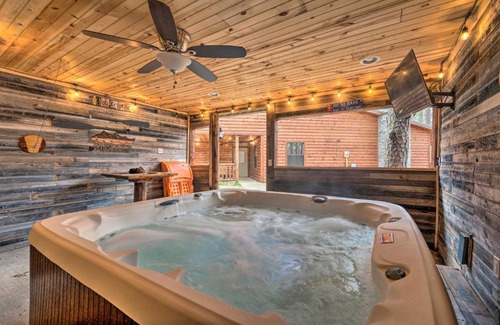 Broken Bow House | Cabin with Hot Tub and Grill - 6 Mi to Broken Bow Lake