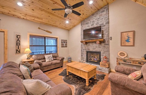 Broken Bow House | Cabin with Hot Tub and Grill - 6 Mi to Broken Bow Lake