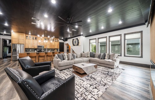 Glenwood Cabin | Caddo Patio: Waterfront cabin with large porch, game room, & theater room