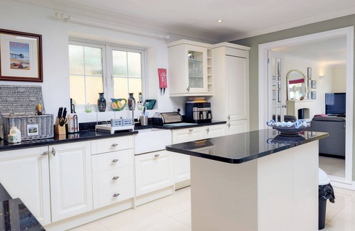 Selsey Cottage | Caedwalla House, Selsey - an annexe that sleeps 4 guests in 2 bedrooms