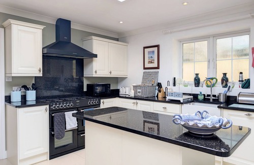Selsey Cottage | Caedwalla House, Selsey - an annexe that sleeps 4 guests in 2 bedrooms