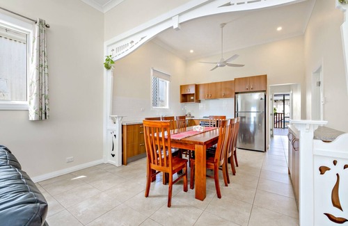 Parramatta Park House | Cairns Central Walking Distance Upstairs