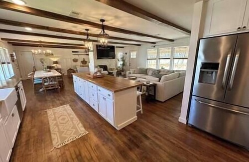 Calico Rock House | Calico Cottage - Room for families and big groups!